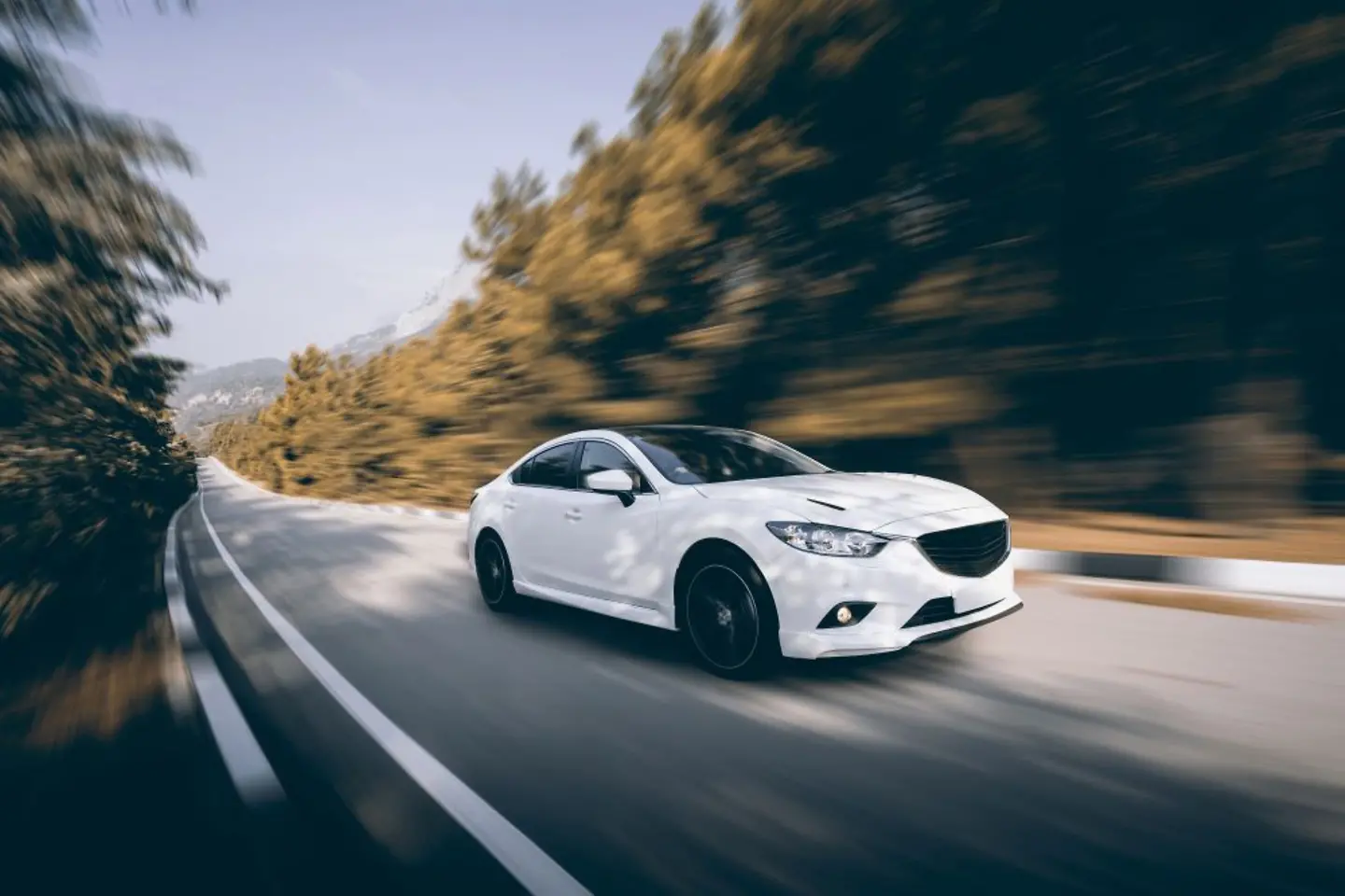 Carro branco dirigindo em uma estrada rural