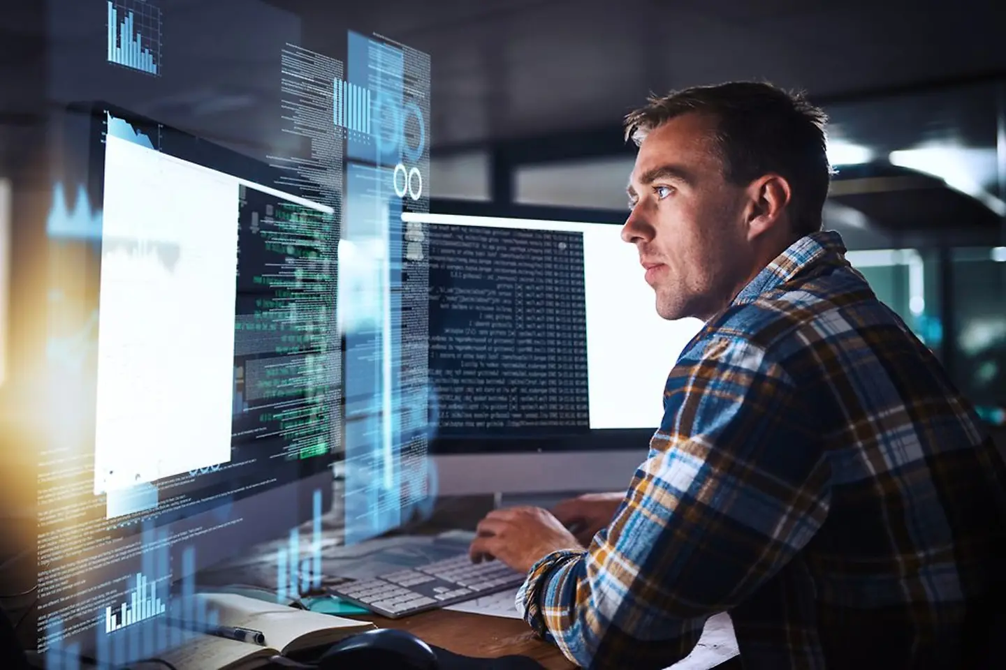 Programmierer vor dem Desktop, eingetaucht in KI-Technologie
