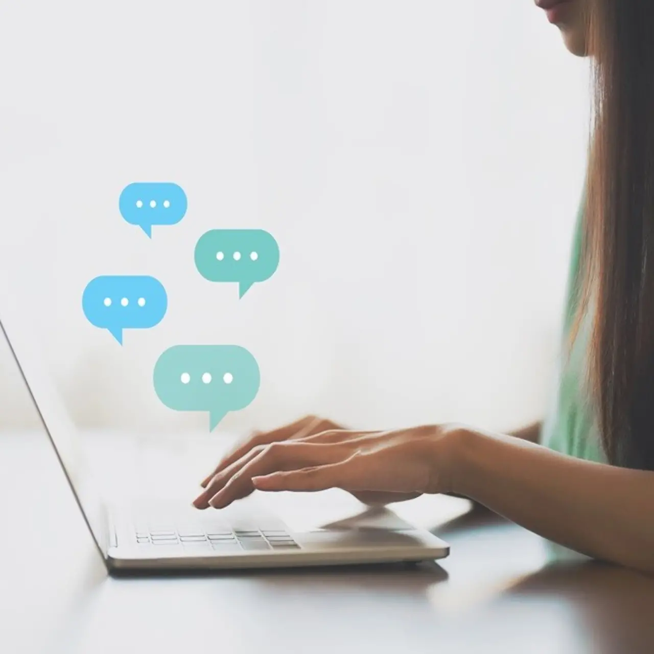 A enfermeira conversa em seu laptop