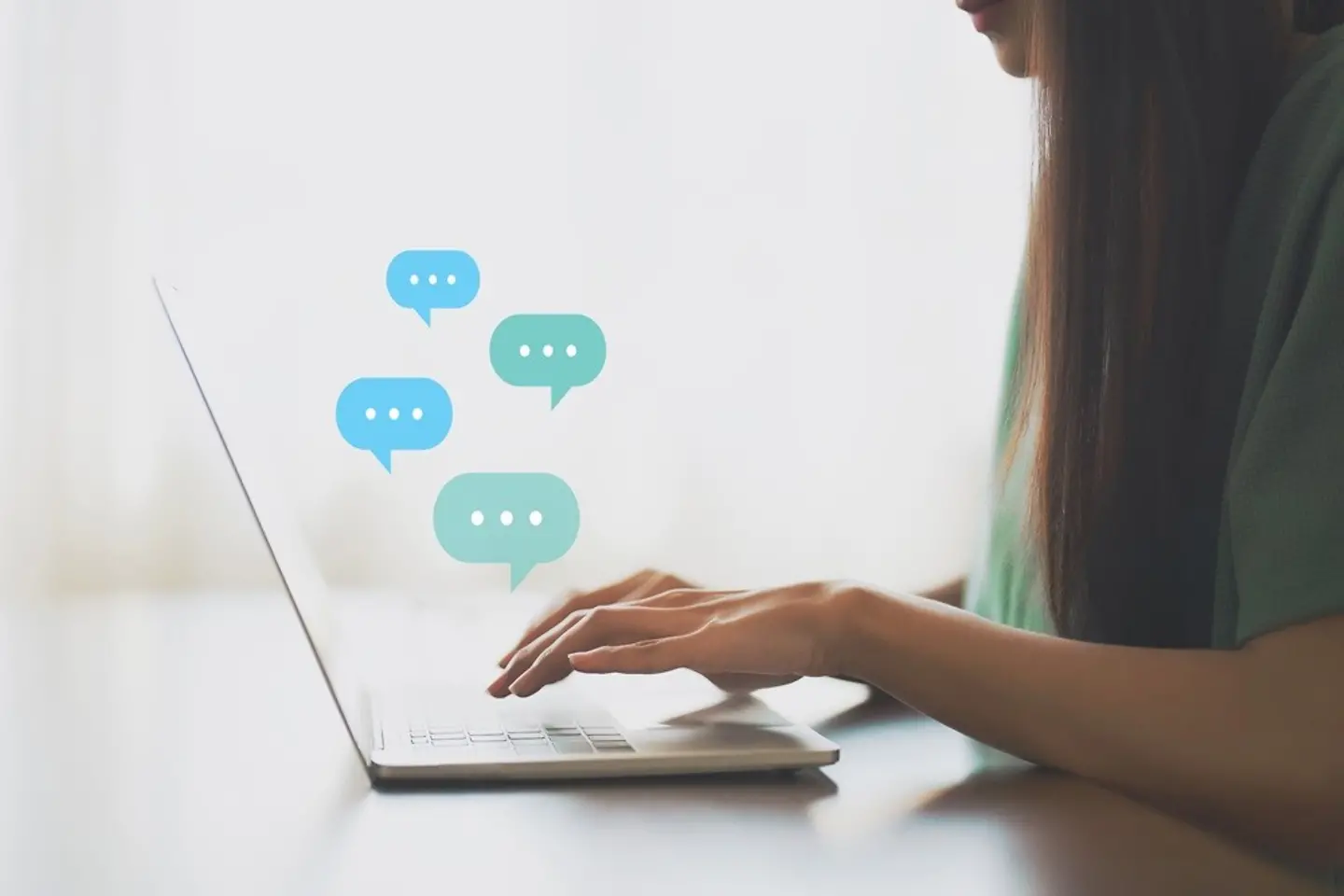 A enfermeira conversa em seu laptop
