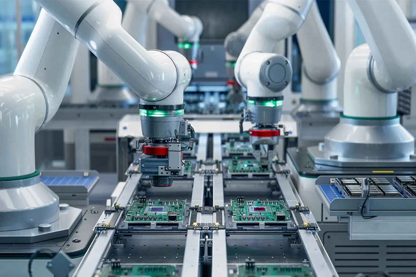 Braços robóticos montam circuitos em uma moderna fábrica de eletrônicos