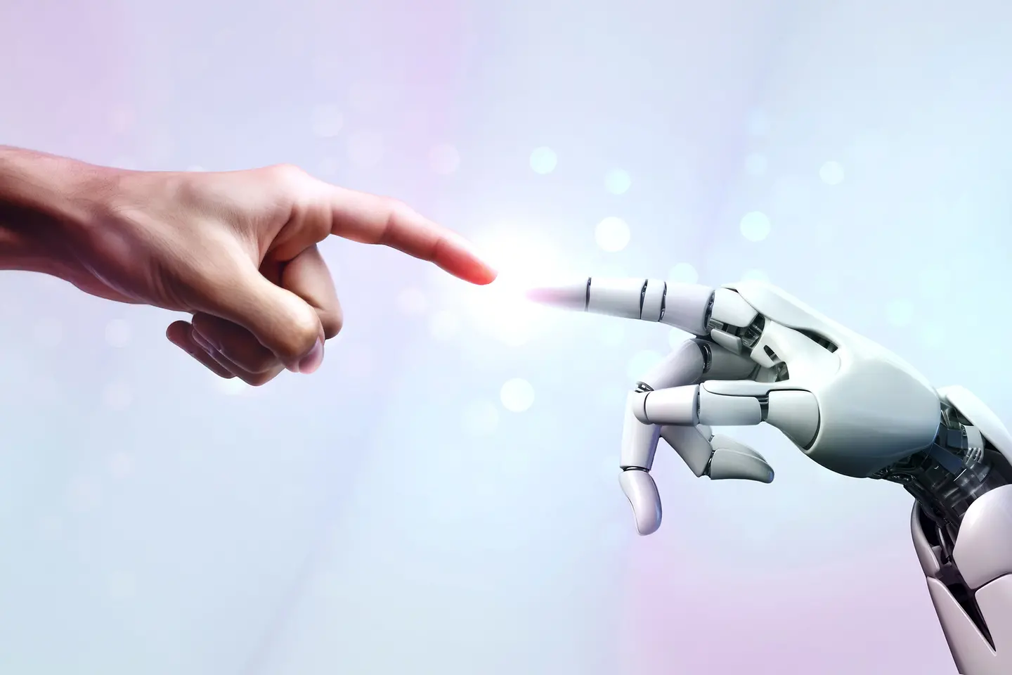 Eine menschilche und eine Roboterhand berühren sich