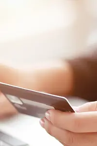 KI-generiertes Bild - Online payment by using laptop computer with credit card