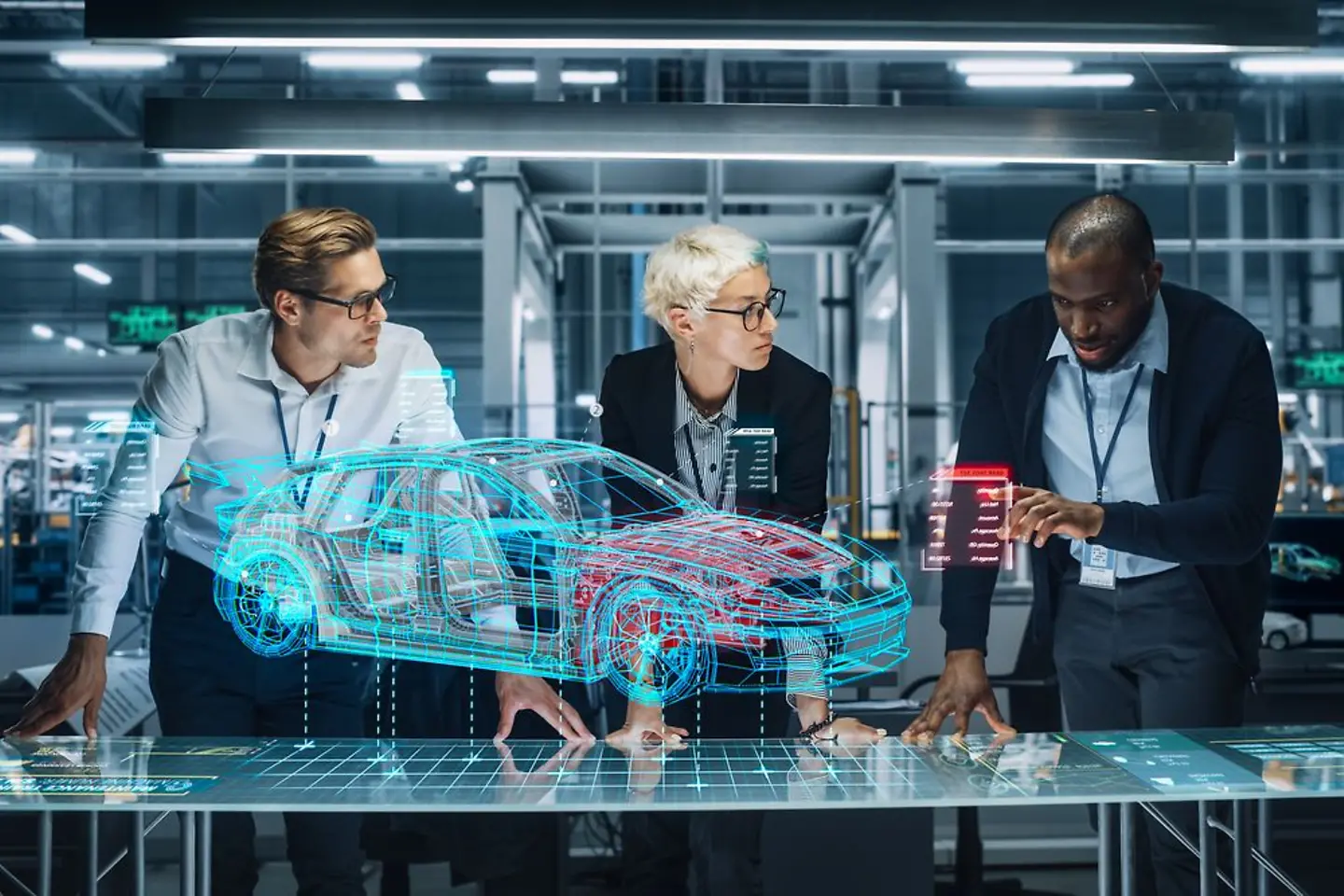 Automobil-Engineure arbeiten an einem Viruellen Fahrzeugmodell