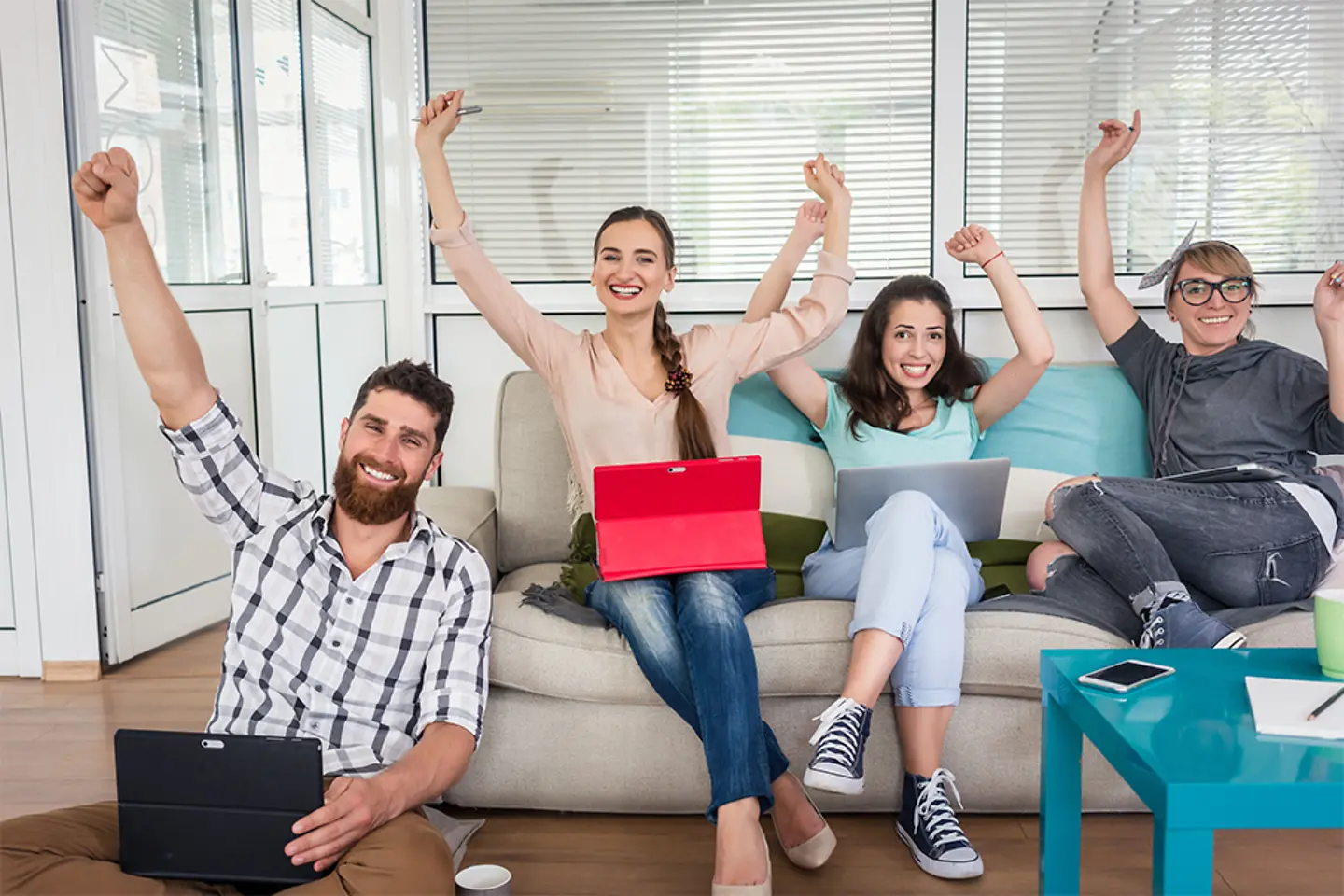 Vier junge Mitarbeitende in einem Co-Working-Space
