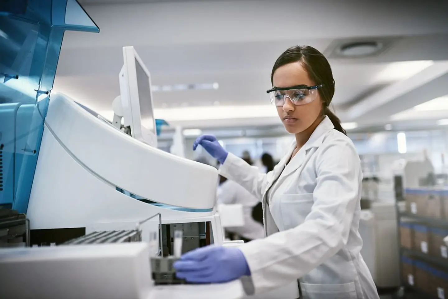 Eine Pathologin arbeitet an einem Computer
