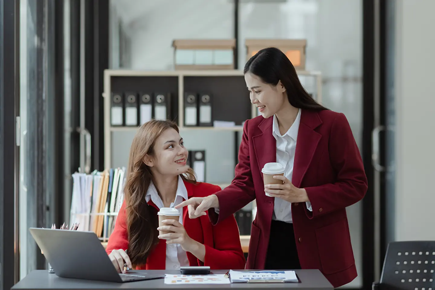 Duas mulheres de negócios em diálogo