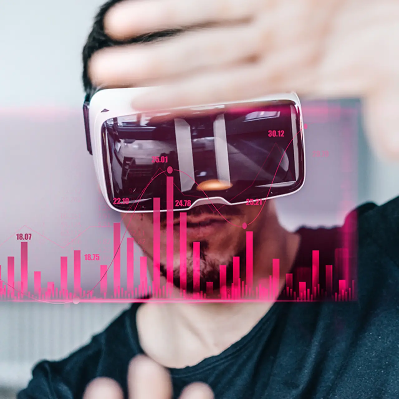 Projeção de um diagrama magenta diante de um homem com óculos de realidade virtual.